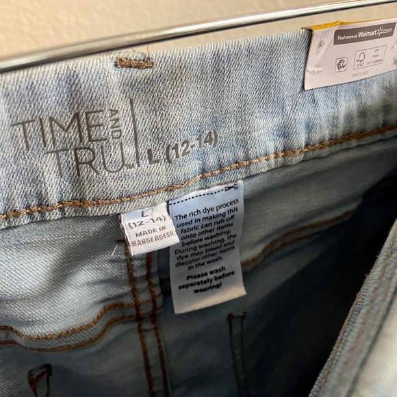 Womens Shorts - Picture 3 of 4